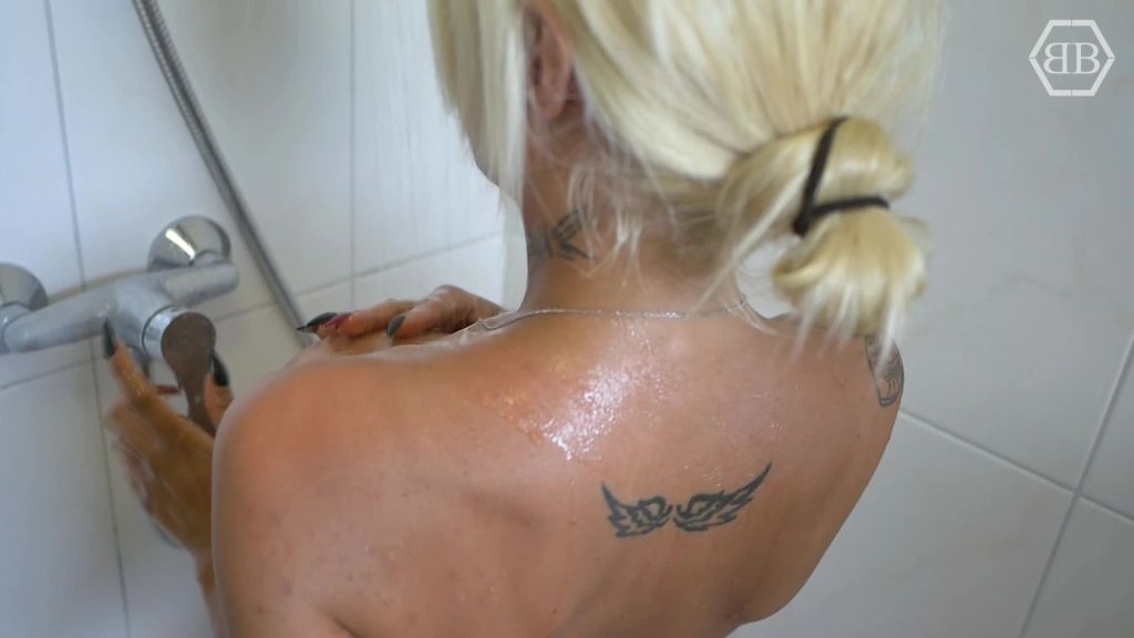 sexy foto nr. 2 von Mein erstes Mal komplett nackt!