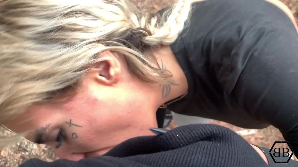 sexy foto nr. 2 von Beim Wandern verführt und erwischt worden - Deepthroat