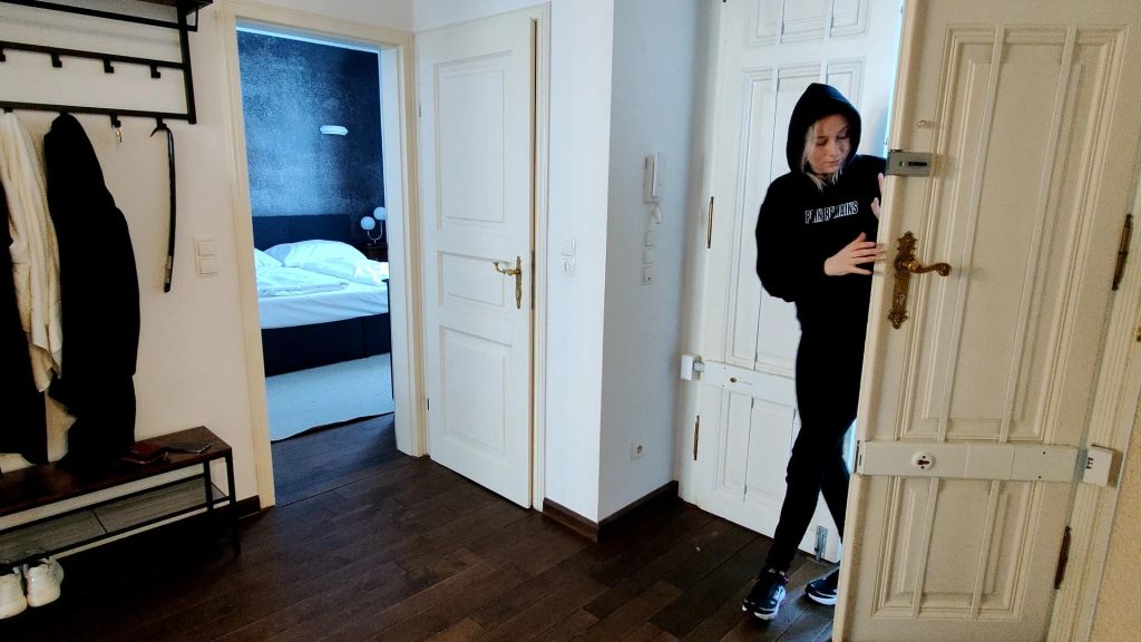 Einbrecherin Hardcore bestraft