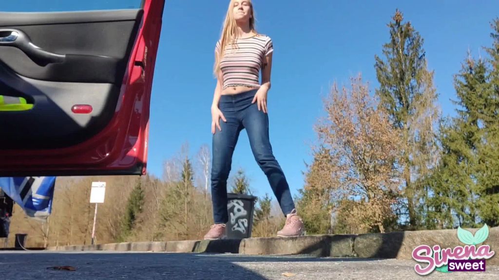 sexy foto nr. 1 von Public neben der Autobahn gepisst