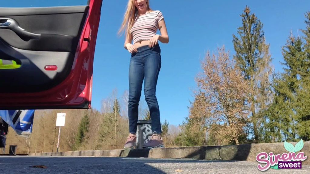 sexy foto nr. 2 von Public neben der Autobahn gepisst
