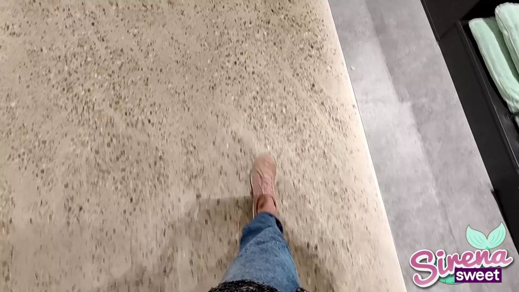 sexy foto nr. 1 von Mitten im Möbelhaus gefickt