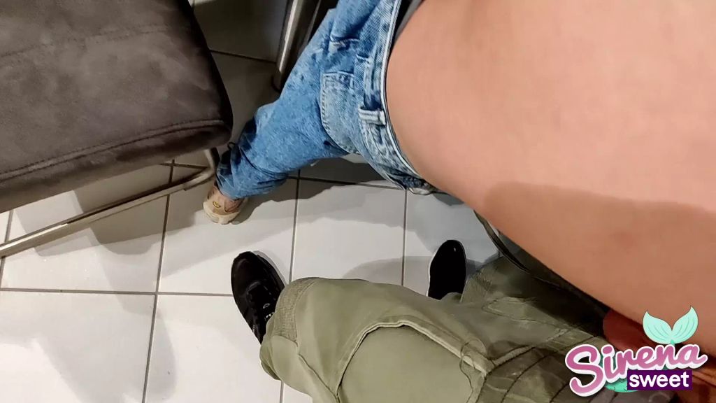 sexy foto nr. 6 von Mitten im Möbelhaus gefickt