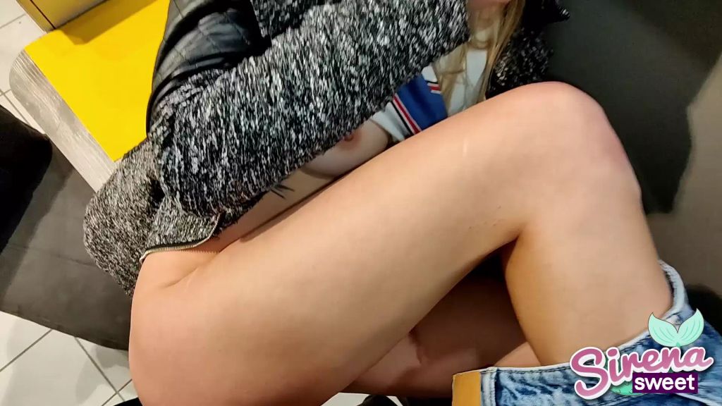 sexy foto nr. 7 von Mitten im Möbelhaus gefickt
