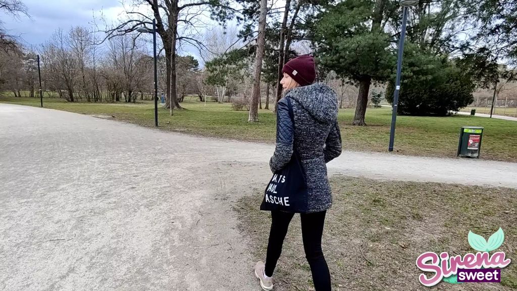 sexy foto nr. 1 von Mitten im Park gefingert