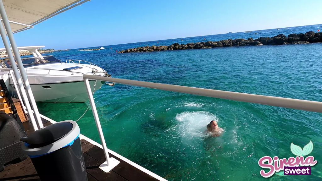 sexy foto nr. 1 von Public im Meer zum Orgasmus gefingert