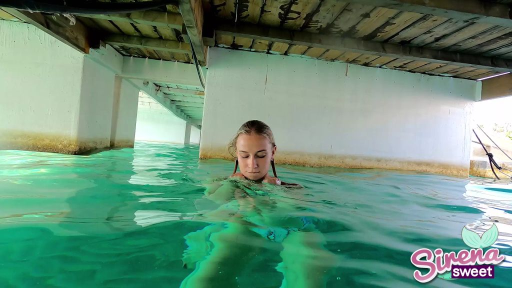 sexy foto nr. 3 von Public im Meer zum Orgasmus gefingert