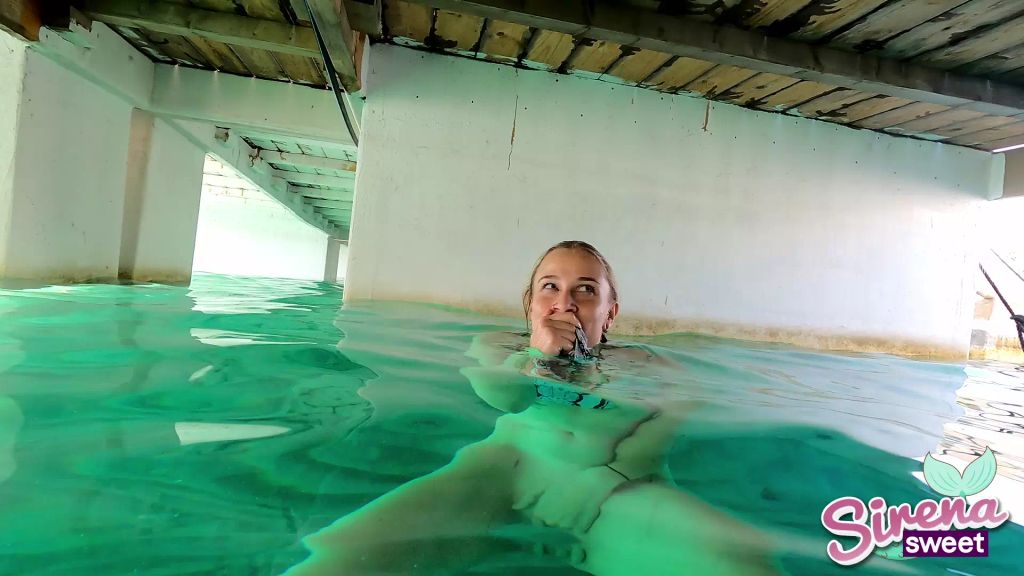 sexy foto nr. 7 von Public im Meer zum Orgasmus gefingert