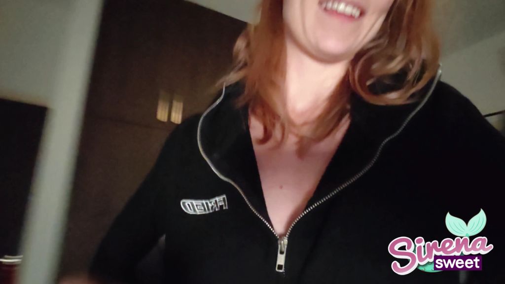Vorschaubild 1 zum Video „Privater Handyclip! Striptease vor dem Spiegel“