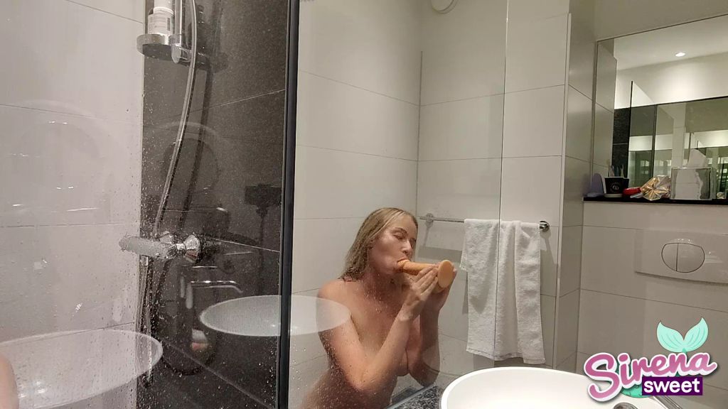 sexy foto nr. 5 von Dildo auf Glaswand abgefickt