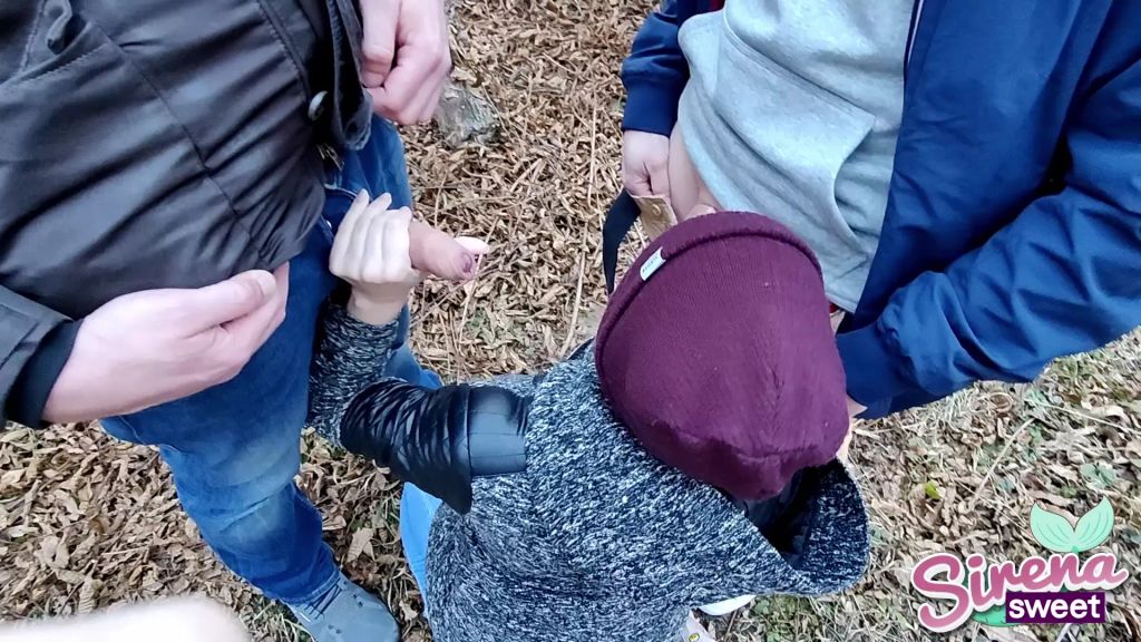sexy foto nr. 2 von Zwei Fremde am Schloss Schönbrunn aufgerissen und abgefickt