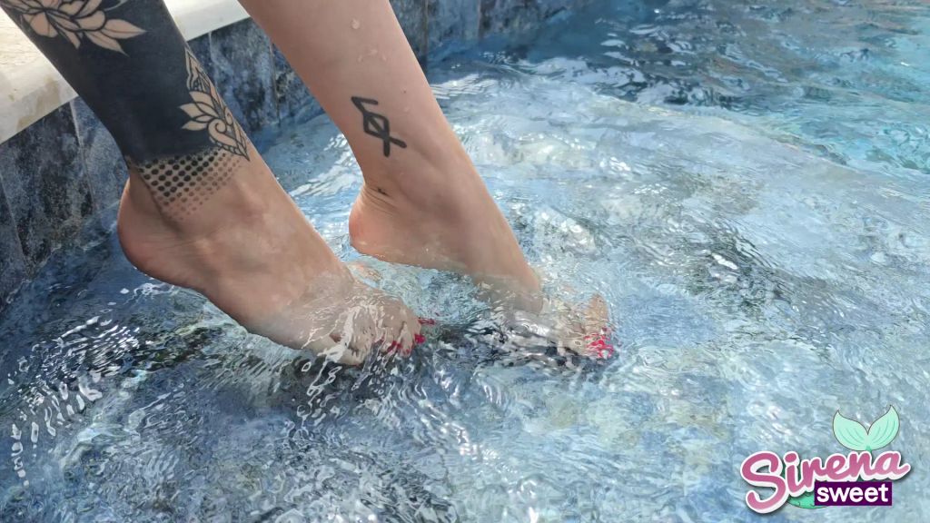 sexy foto nr. 2 von Public Footjob im Nachbarpool