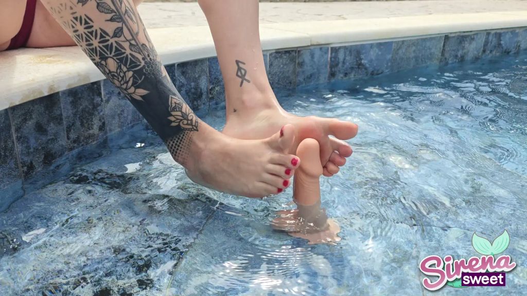 sexy foto nr. 3 von Public Footjob im Nachbarpool