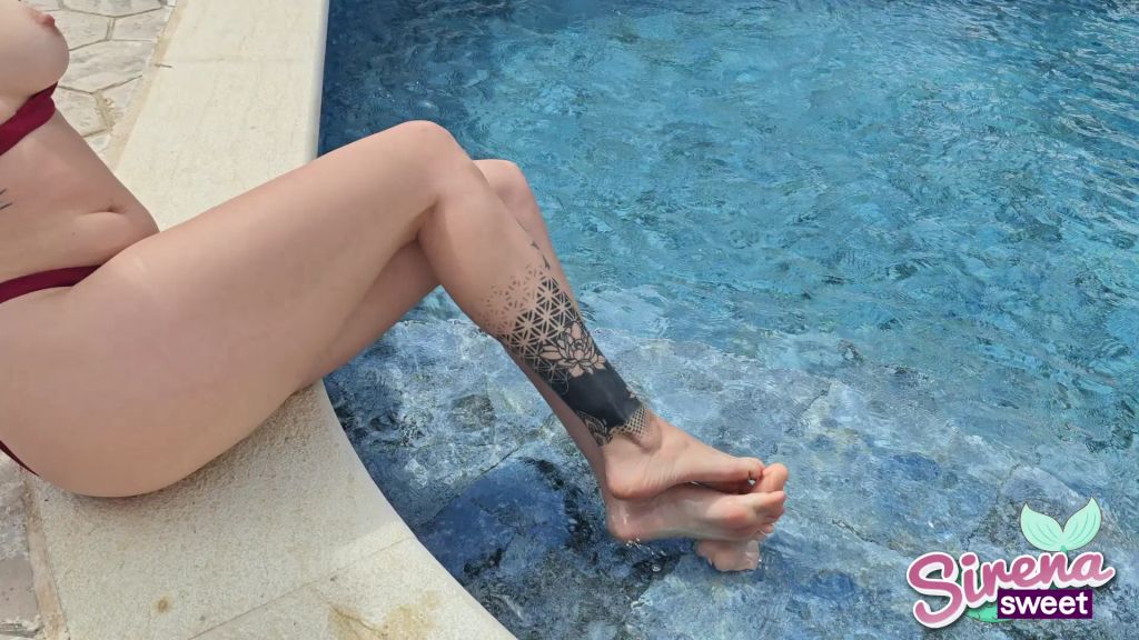 sexy foto nr. 5 von Public Footjob im Nachbarpool