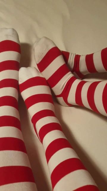 sexy foto nr. 1 von Tyra Ride & Ria Rosa KNEESOCKS spiele im Bett