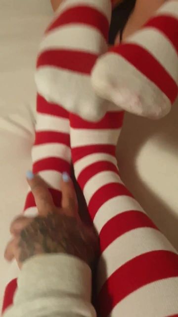 sexy foto nr. 4 von Tyra Ride & Ria Rosa KNEESOCKS spiele im Bett
