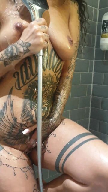 sexy foto nr. 4 von Tyra besorgt es sich in der Dusche