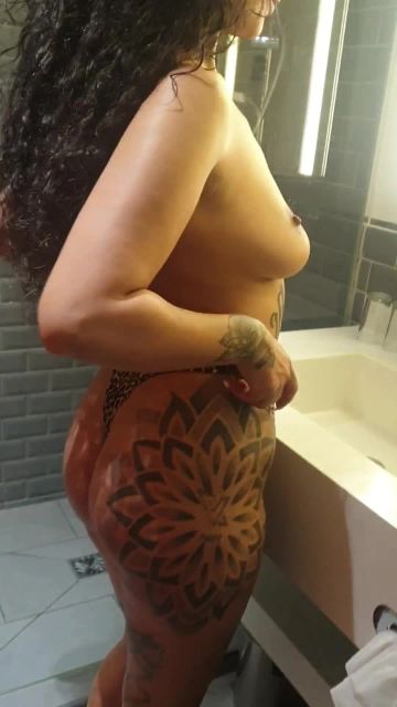Tyra besorgt es sich in der Dusche