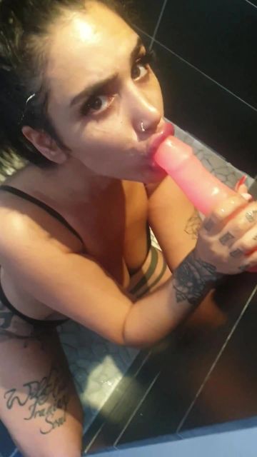sexy foto nr. 9 von NOT GEILL & Versaut Tyra's BlowJob in der Dusche!!!!