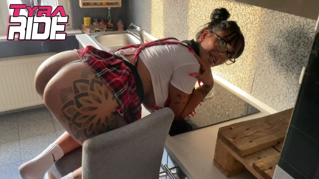 sexy foto nr. 1 von Stiefbruder Spritzt MIR DIE Studentinnen FRESSE VOLL!!