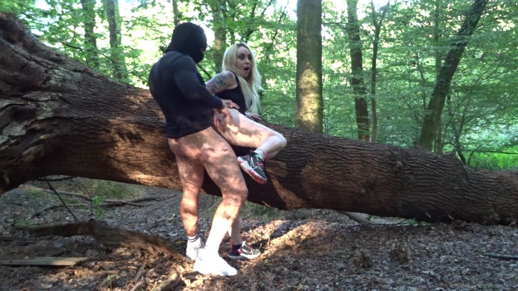 Vorschaubild 3 zum Video „Outdoor Fick“
