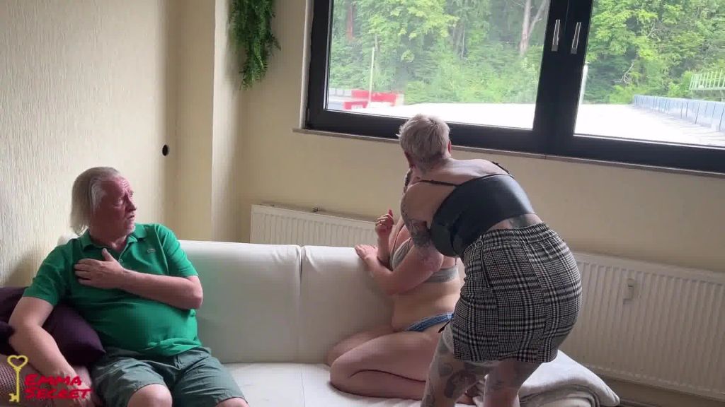 sexy foto nr. 2 von VERBOTEN! Stiefmutter erwischt mich mit dem Alten!