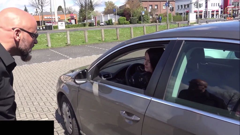 sexy foto nr. 1 von Parkplatz-Sünde endet in harter Public-Fick-Session!