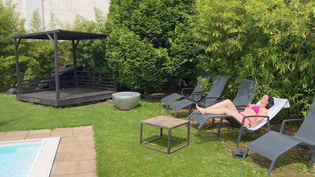 Frühlings-Geheimnis: Geiler Outdoor-Fick im Garten!