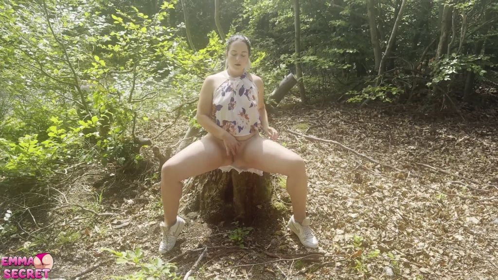 sexy foto nr. 4 von Fast erwischt! Schlampe befriedigt ihre tropfende Muschi!