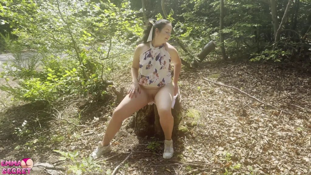 sexy foto nr. 9 von Fast erwischt! Schlampe befriedigt ihre tropfende Muschi!