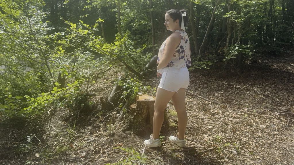 sexy foto nr. 10 von Fast erwischt! Schlampe befriedigt ihre tropfende Muschi!