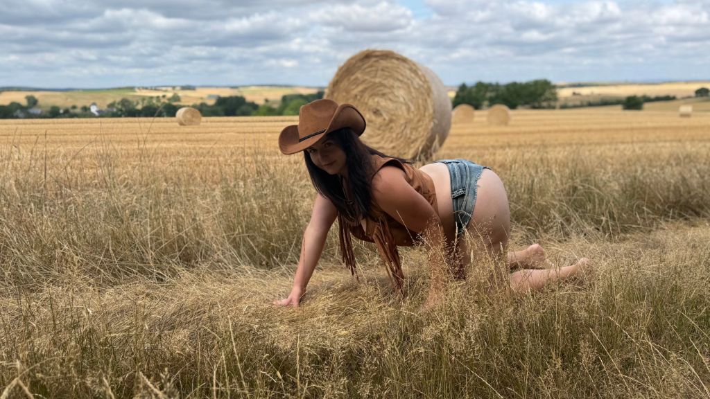 sexy foto nr. 9 von Country Girl Solo – Nackt im Stoppelfeld!