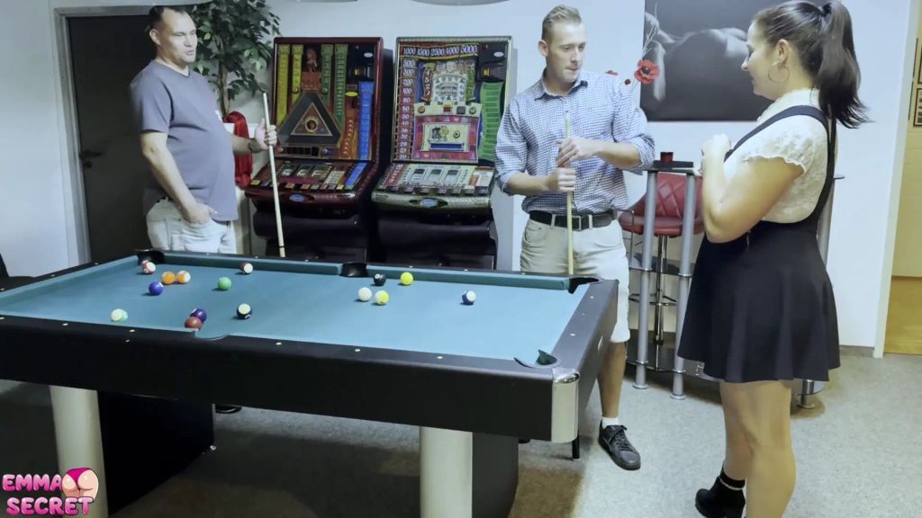 Vorschaubild 1 zum Video „Billard-Schlampe 2 Schwänze ficken mich & spritzen mich voll“