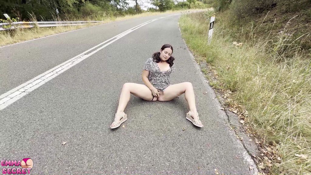 Vorschaubild 8 zum Video „ERWISCHT: Fotze gewichst mitten auf der Bundesstraße!“