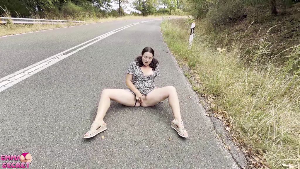 Vorschaubild 9 zum Video „ERWISCHT: Fotze gewichst mitten auf der Bundesstraße!“