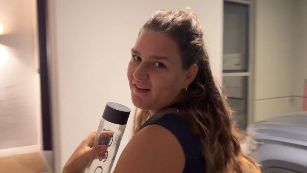 sexy foto nr. 1 von Frisch abgefüllt! Dringender Piss in den Flur!