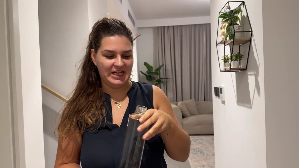 sexy foto nr. 4 von Frisch abgefüllt! Dringender Piss in den Flur!