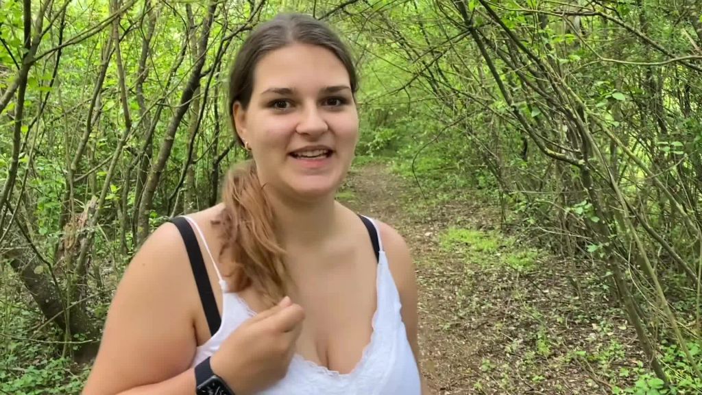 sexy foto nr. 1 von Einfach im Wald laufen gelassen - Pinkeln Outdoor