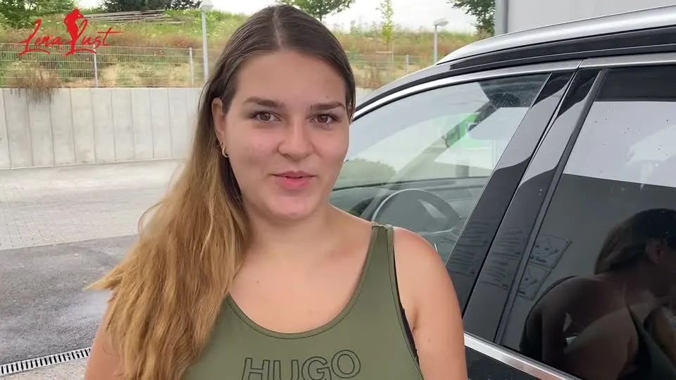 sexy foto nr. 1 von Lena spritzt das Auto ab