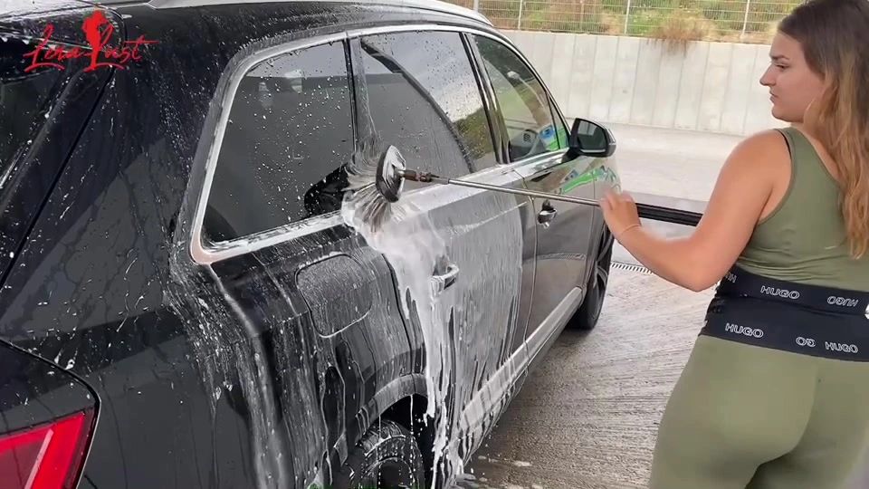 sexy foto nr. 3 von Lena spritzt das Auto ab
