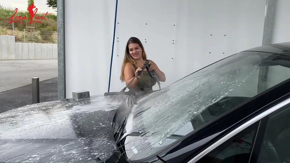 sexy foto nr. 5 von Lena spritzt das Auto ab