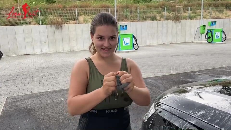 sexy foto nr. 6 von Lena spritzt das Auto ab