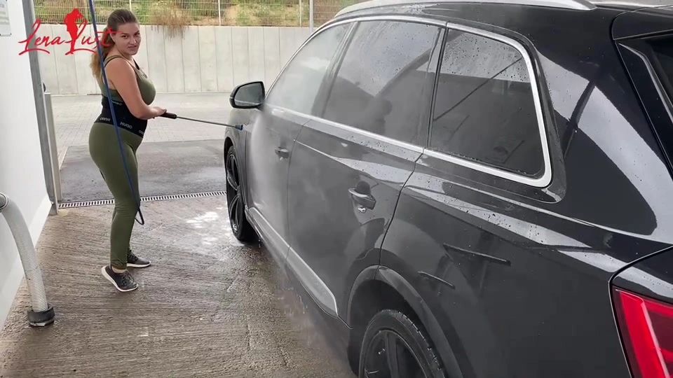 sexy foto nr. 8 von Lena spritzt das Auto ab