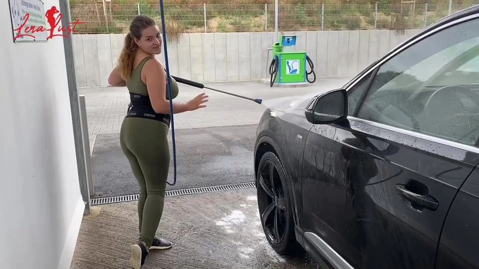 sexy foto nr. 9 von Lena spritzt das Auto ab
