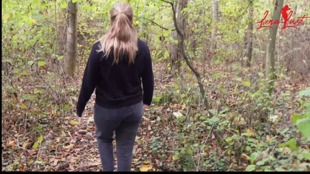 sexy foto nr. 2 von Pissen mitten im Wald! Natursektliebe!