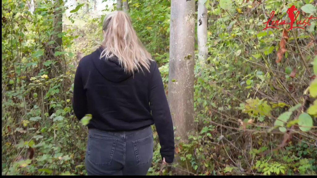 sexy foto nr. 3 von Pissen mitten im Wald! Natursektliebe!