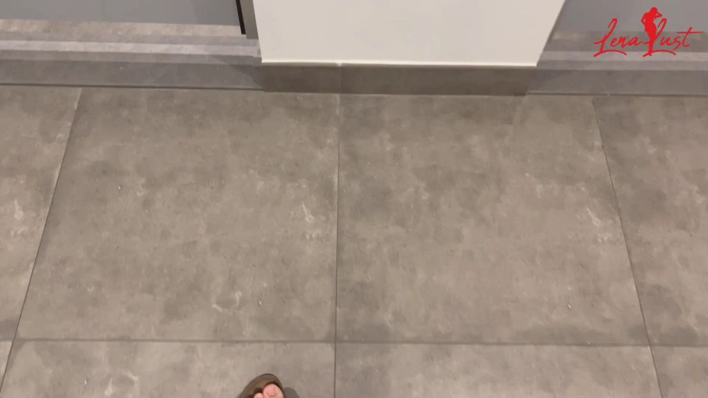 sexy foto nr. 1 von In öffentlicher Umkleide besorgt! Puplic - Dusche