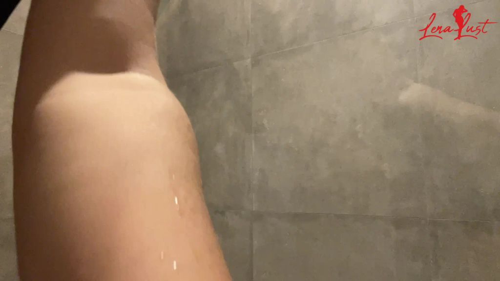 sexy foto nr. 2 von In öffentlicher Umkleide besorgt! Puplic - Dusche