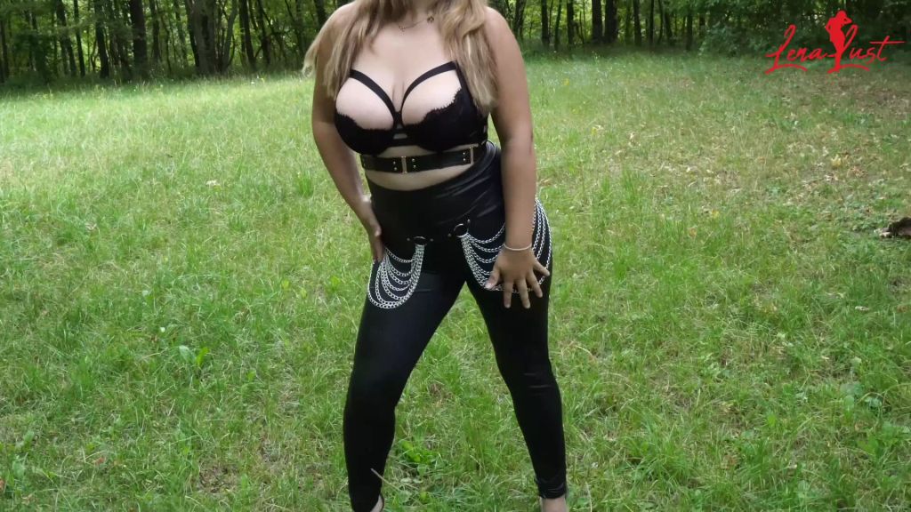 sexy foto nr. 1 von Lena in Leder! Outdoorspaß auf dem Rastplatz