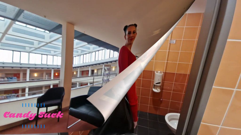 sexy foto nr. 3 von Schnellfick auf der Lobbytoilette